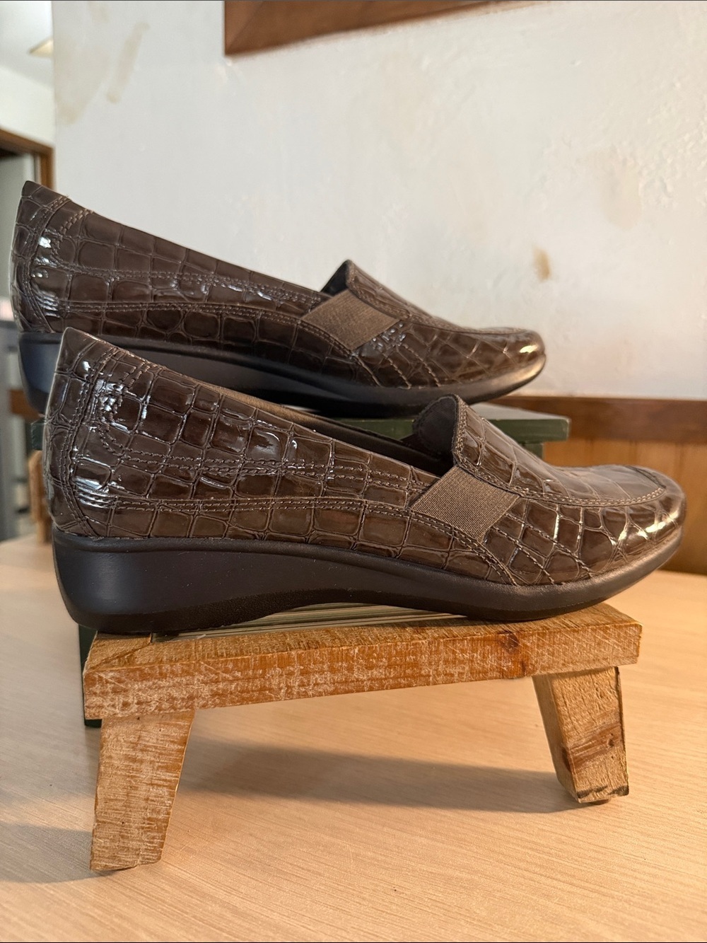 Clark’s Patent Leather Brown Croc-Embossed Slip-On Loafers - Picture 2 of 9